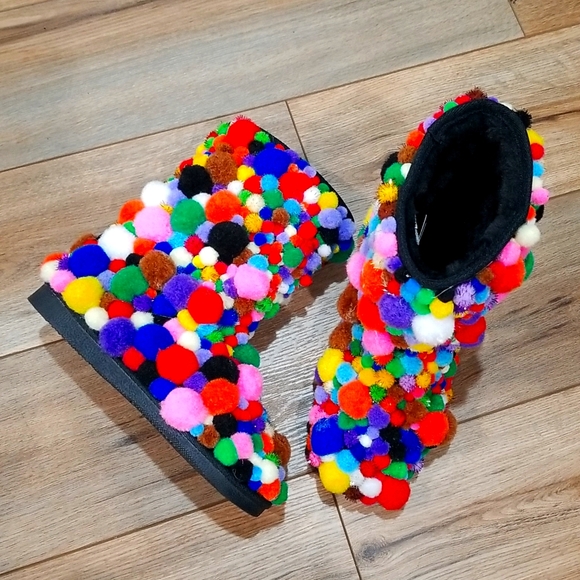 New Pom-Pom Booties 6 - Picture 1 of 6